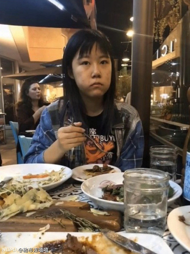 Thế nhưng đời không như là mơ, cô nàng ở ngoài trông không có bất kỳ điểm thu hút nào và dường như chẳng mấy liên quan tới hình ảnh trên mạng. Khuôn mặt mập trò, ngũ quan kém hài hoà, nước da sạm đen khiến nam chính mất niềm tin vào việc hẹn hò online qua mạng xã hội.