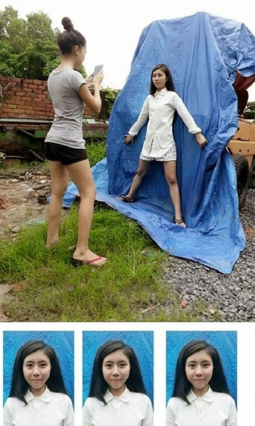 Ở Việt Nam, rất nhiều gia đình sở hữu tấm bạt màu xanh để che nắng mưa, đây chính là phông ảnh thẻ chứ cần tìm đâu xa. Nhìn thành quả có thể thấy, tấm ảnh thẻ của cô nàng chẳng kém gì so với được thợ chuyên nghiệp thực hiện.