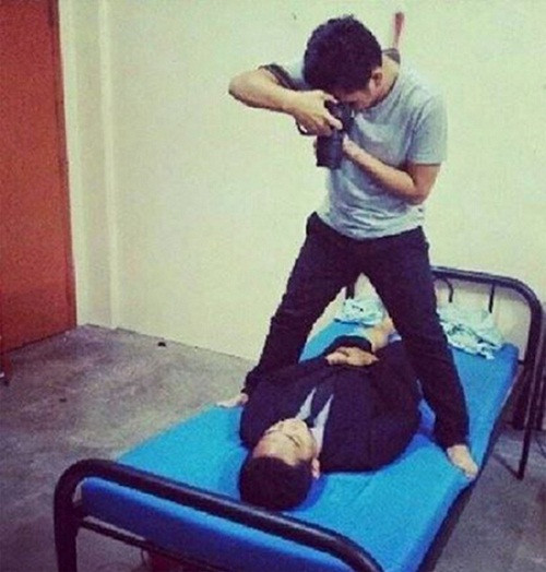 Không có phông xanh, nam thanh niên mặc vest chỉnh chu, tận dụng luôn tấm ga trải giường. Thế là hoàn thành xong một tấm ảnh thẻ đẹp mà chả mất một xu nào cho tiệm chụp hình.