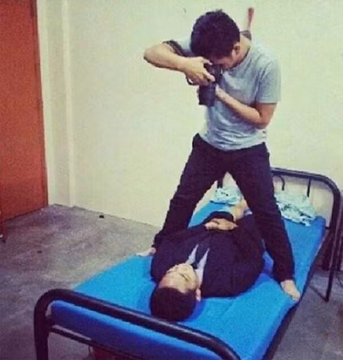 Không có phông xanh, nam thanh niên mặc vest chỉnh chu, tận dụng luôn tấm ga trải giường. Thế là hoàn thành xong một tấm ảnh thẻ đẹp mà chả mất một xu nào cho tiệm chụp hình.