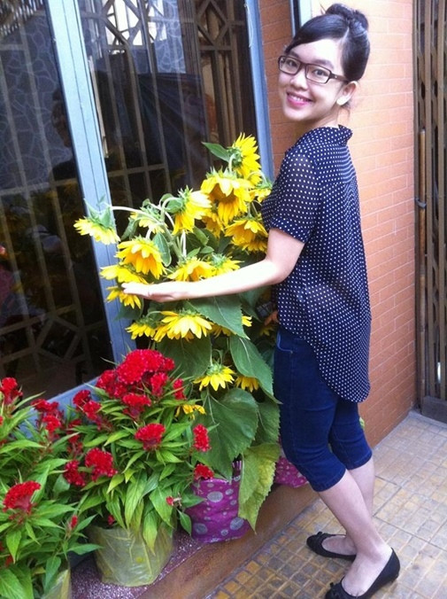 Nhận xét về những bức ảnh đời thường của Thùy Dương, người dùng mạng cho biết thay vì vẻ ngoài cá tính như trên sóng truyền hình, nhan sắc đời thường của cô nàng này có phần kém nổi bật.