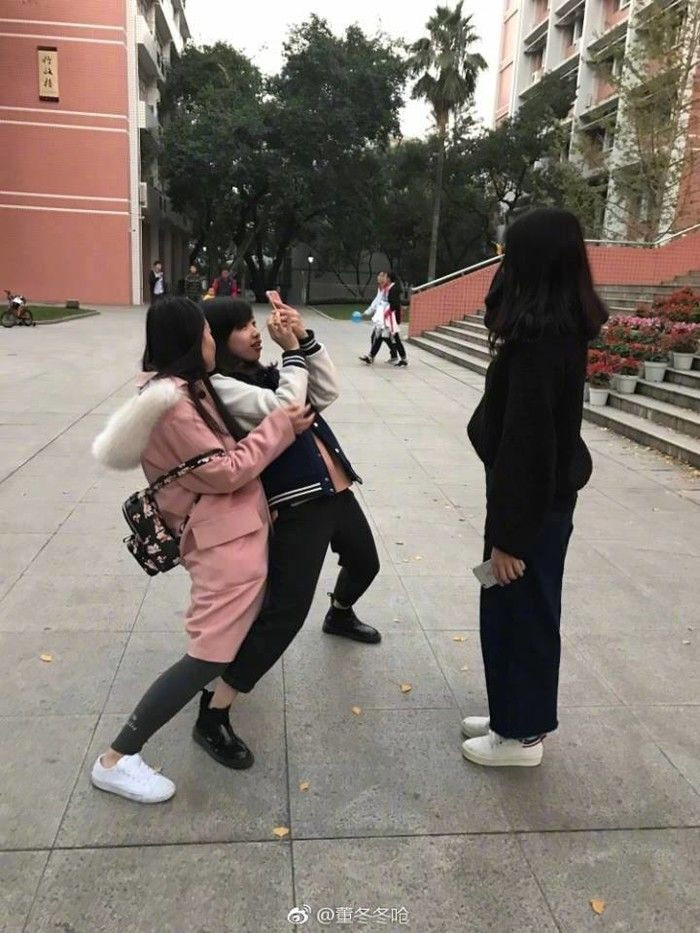 Vì bạn mà hai cô nàng này bỗng nhiên trở thành vũ công múa ba lê với dáng đứng "khó đỡ". Mời quý độc giả đón xem thêm video Bỏ học, 9X kiếm bội tiền nhờ chụp ảnh - Nguồn: KÊNH VTC1