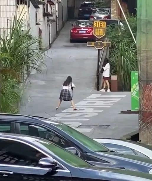 Quá mải mê chụp ảnh cho bạn , cô nàng không hề hay biết mình bị chụp lén từ lúc nào. Nhiều dân mạng cho rằng để kiếm được người bạn có tâm như vậy thì quả thực đây chính là "chân ái" không phải ai cũng có được.