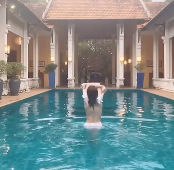 Mới đây, Nam Em tiếp tục có hành động khiến người hâm mộ ngán ngẩm. Thậm chí, nhiều người còn lên tiếng phản đối hành động của cô nàng người mẫu.