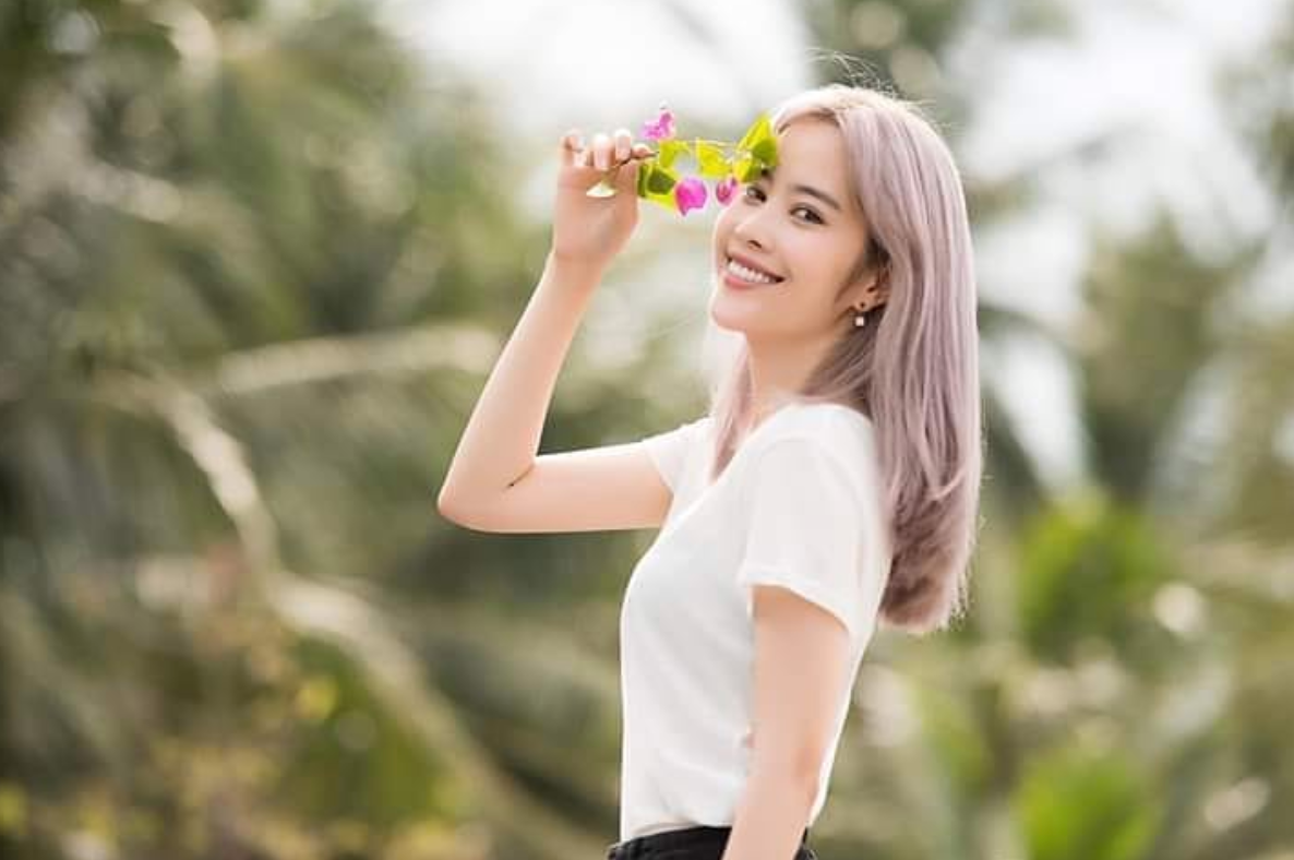 Sau scandal tình cảm với Trường Giang, Nam Em bỗng chốc trở nên nổi tiếng. Tuy nhiên, cô nàng bị dân mạng đánh giá ngày càng làm lố, thậm chí bị nhiều người nhận xét thẳng thắn là "mắc bệnh thần kinh".