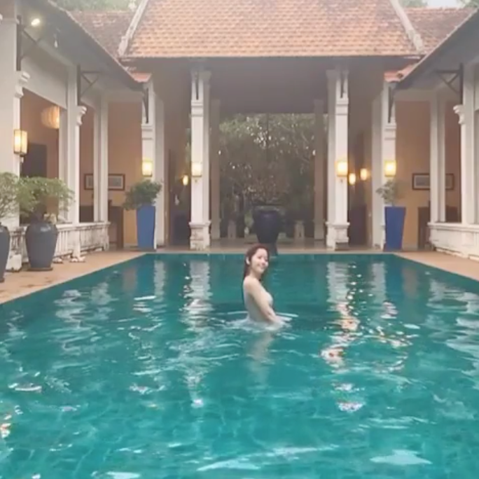 "Chị quá đẹp, mặt đẹp, dáng đẹp mỗi tội bị khùng. Đáng tiếc quá", "Bớt làm trò lố lại. Người mẫu gì chả thấy đi show toàn thấy quay clip làm trò cười không"... là hàng loạt bình luận từ dân mạng sau khi xem clip này.