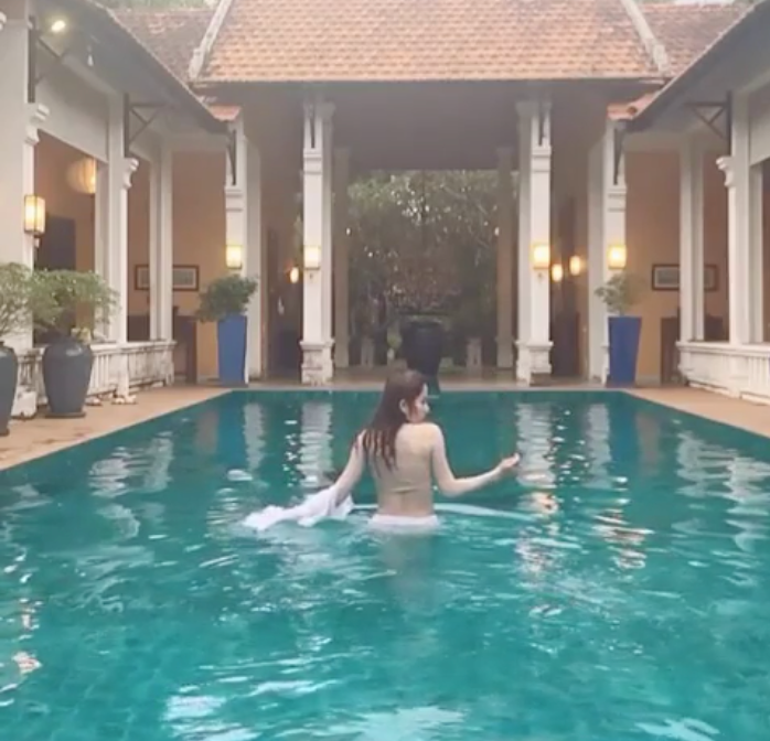 Cụ thể, clip ghi lại hình ảnh Nam Em dần bước xuống bể bơi và cởi áo, khoe lưng trần gợi cảm xuất hiện trên MXH. Không nhận được lời khen như những người đẹp từ cởi áo bước xuống bể, người đẹp Tiền Giang hứng "rổ gạch đá" từ cộng đồng mạng.