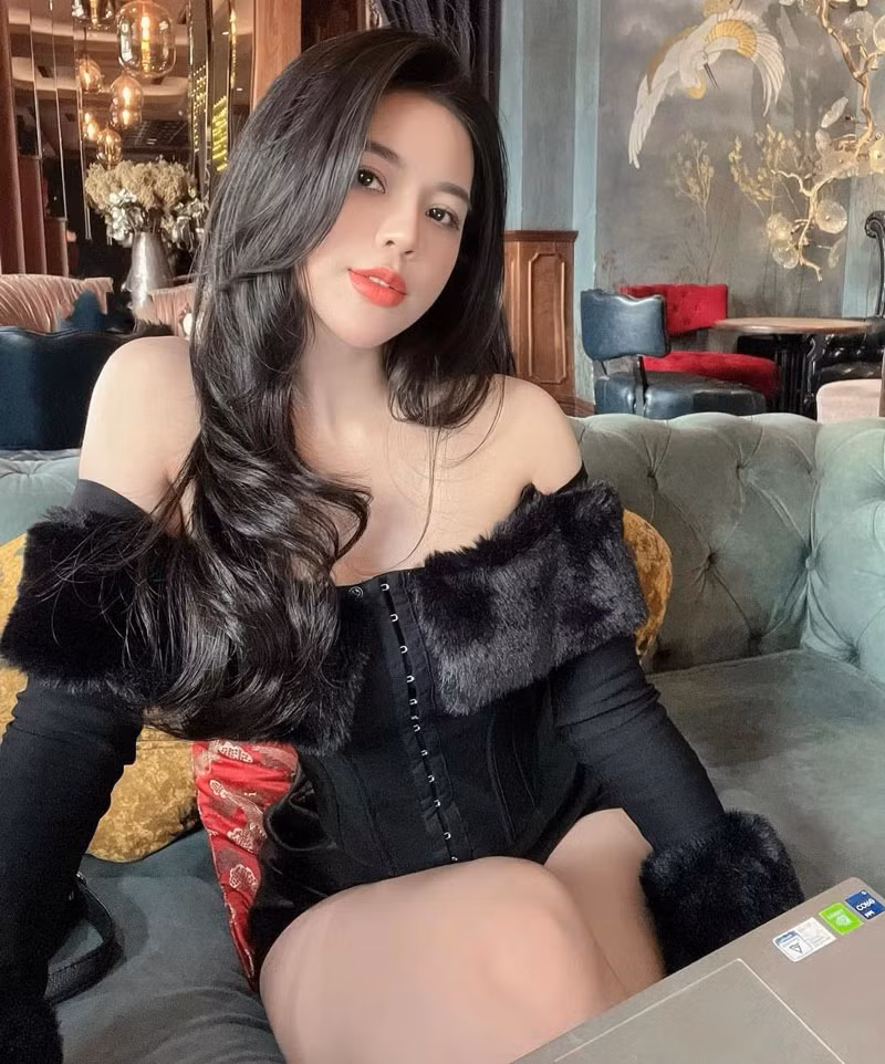 Cân nặng biến đổi bất thường khiến người thân, bạn bè của cô đều choáng váng.