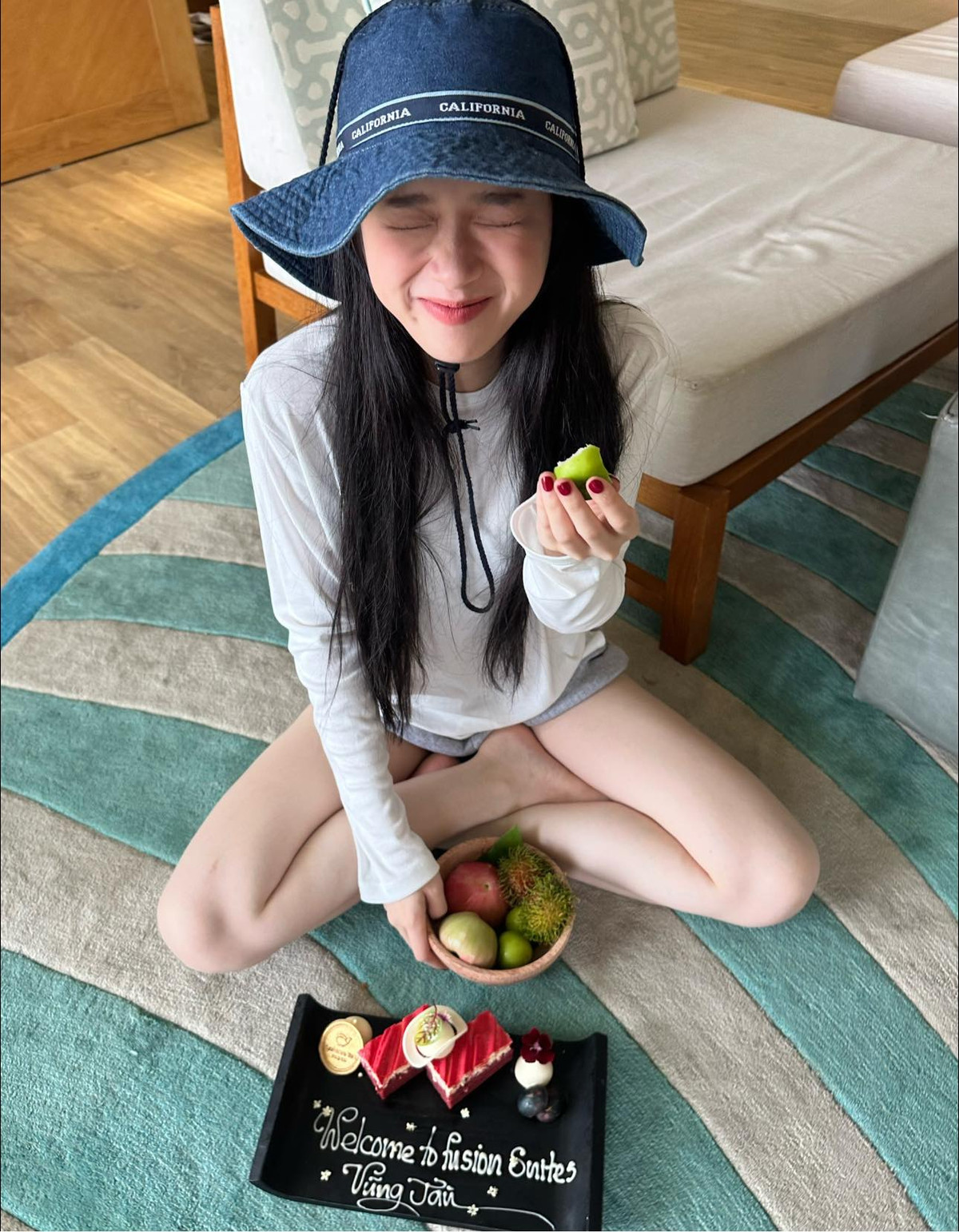 Linh Ka sở hữu sắc vóc nổi trội, gương mặt xinh xắn, thanh toát, ngọt ngào.