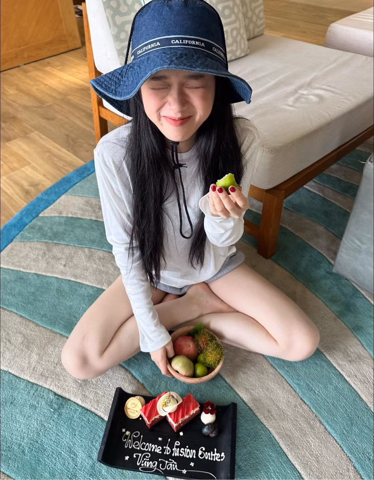 Linh Ka sở hữu sắc vóc nổi trội, gương mặt xinh xắn, thanh toát, ngọt ngào.