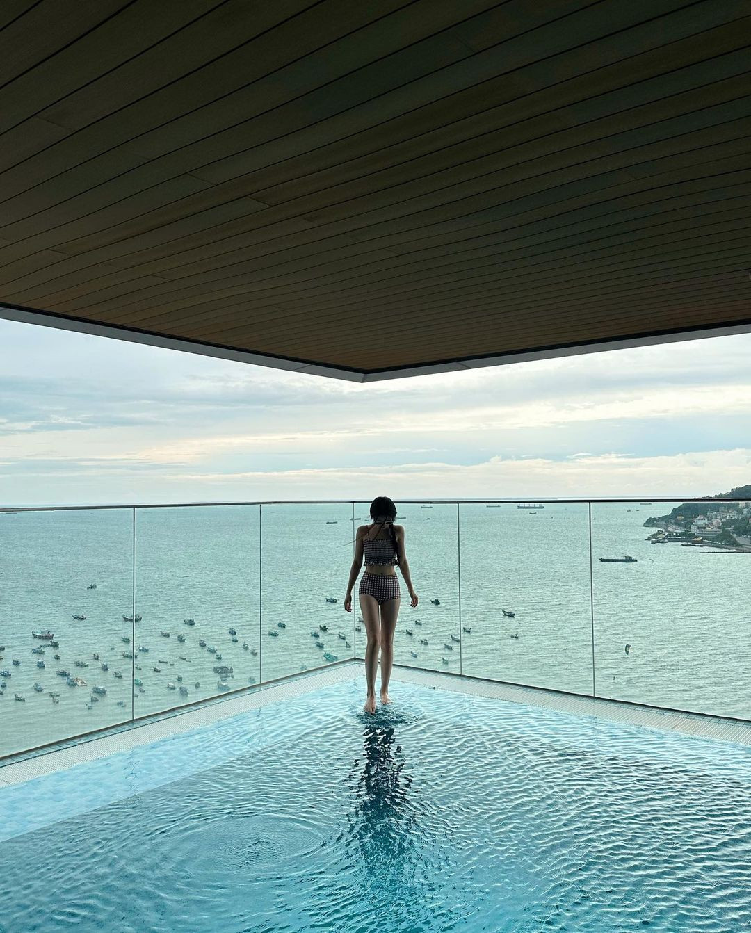 Cô nàng cũng theo đuổi phong cách trong sáng, nhẹ nhàng, rất ít khi diện trang phục hở bạo theo kiểu khoe thân. Kể cả khi diện đồ bơi, Linh Ka cũng lựa chọn thiết kế khá kín cổng cao tường.