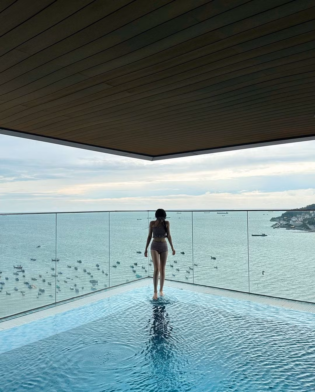 Cô nàng cũng theo đuổi phong cách trong sáng, nhẹ nhàng, rất ít khi diện trang phục hở bạo theo kiểu khoe thân. Kể cả khi diện đồ bơi, Linh Ka cũng lựa chọn thiết kế khá kín cổng cao tường.