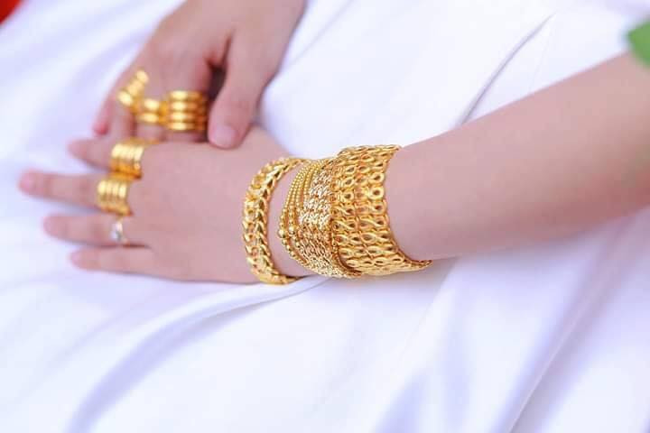 Trao tặng vàng cho cô dâu ngày lấy chồng được cho là hành động mang tính tượng trưng đem lại may mắn, cuộc sống êm ấm, hạnh phúc cho cặp đôi tân lang - tân nương. Với niềm tin càng nhiều vàng càng may mắn, nhiều gia đình tặng cho cô dâu chú rể tận...10 cây vàng.