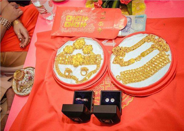 Nhiều dân mạng đùa rằng, sau đám cưới có lẽ các cặp đôi này mở được hẳn một tiệm vàng. Lấy chồng mà đeo "gông" vàng vào cổ như vậy thì ai cũng muốn. Clip Thực hư việc cô dâu đeo 129 cây vàng trong ngày cưới - Nguồn: VTC14