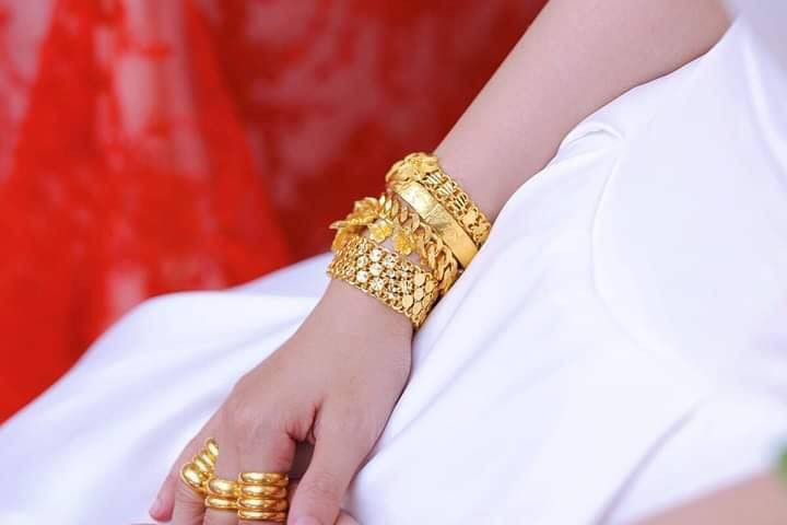 Không chỉ có đám cỗ linh đình, rạp cưới to mà số lượng vàng 2 bên gia đình trao tặng cho cô dâu, chú rể cũng là một cách thể hiện sự sung túc, giàu có của gia đình.