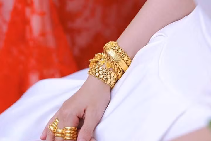 Không chỉ có đám cỗ linh đình, rạp cưới to mà số lượng vàng 2 bên gia đình trao tặng cho cô dâu, chú rể cũng là một cách thể hiện sự sung túc, giàu có của gia đình.