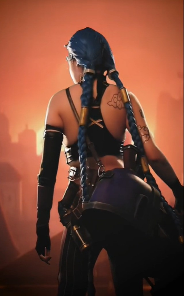 Màn cosplay của cô nàng được cho là cố đấm ăn xôi, "bắt trend nhưng không tới" khi không có sự đầu tư chỉn chu: hình xăm được vẽ qua loa, wig lộ cả chân tóc, make-up quá đà.