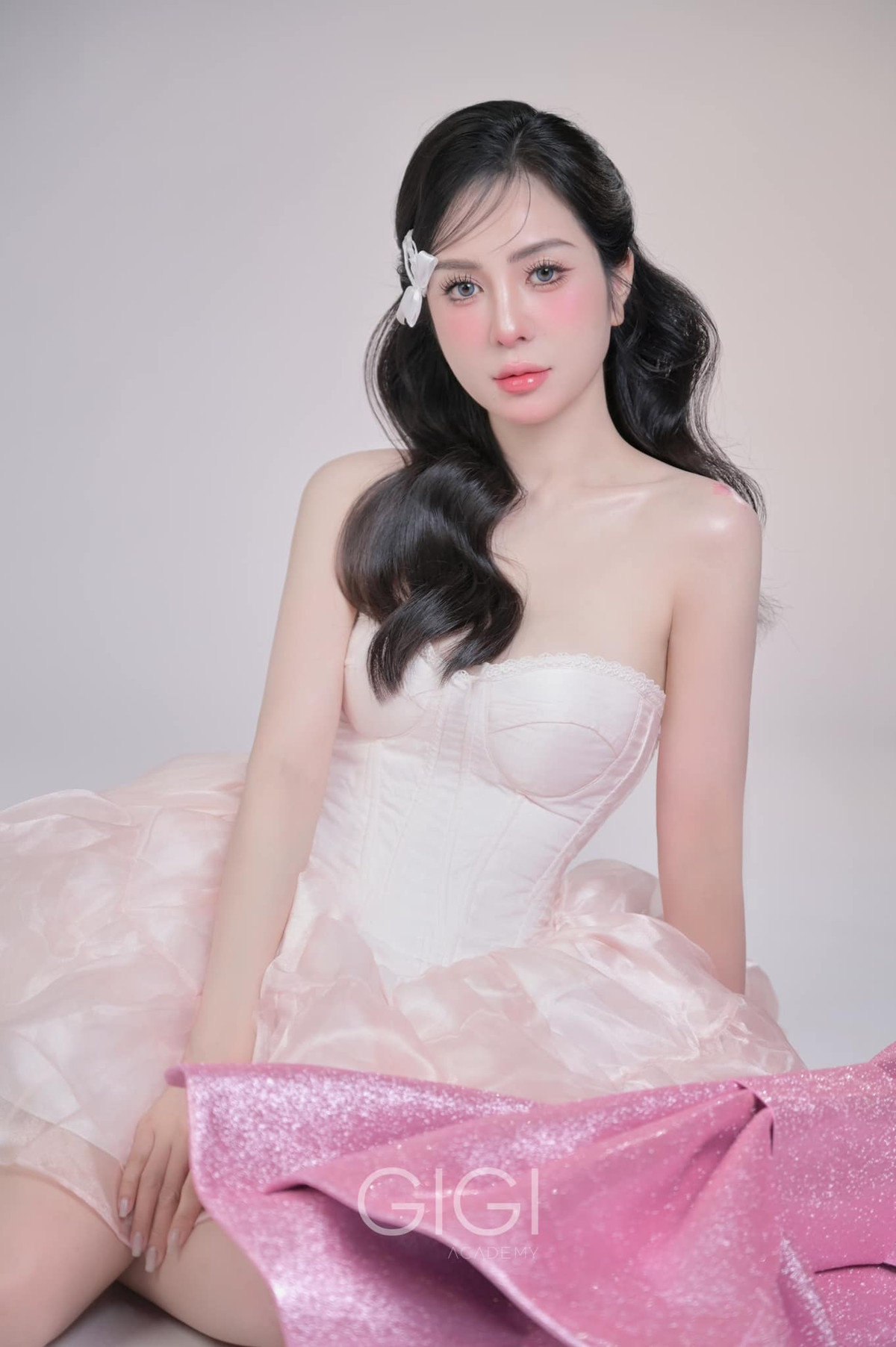 Thủy Sún từng học đại học Thăng Long, hiện cô nàng đang làm trong lĩnh vực thẩm mỹ.