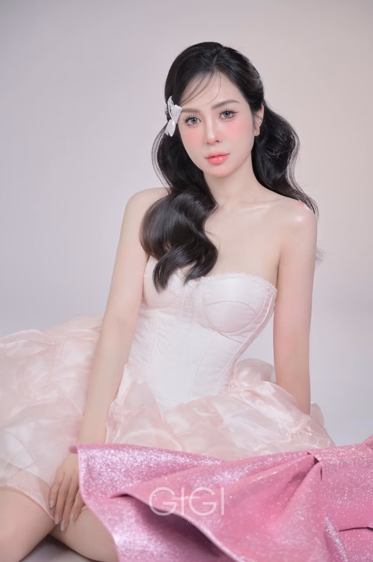 Thủy Sún từng học đại học Thăng Long, hiện cô nàng đang làm trong lĩnh vực thẩm mỹ.