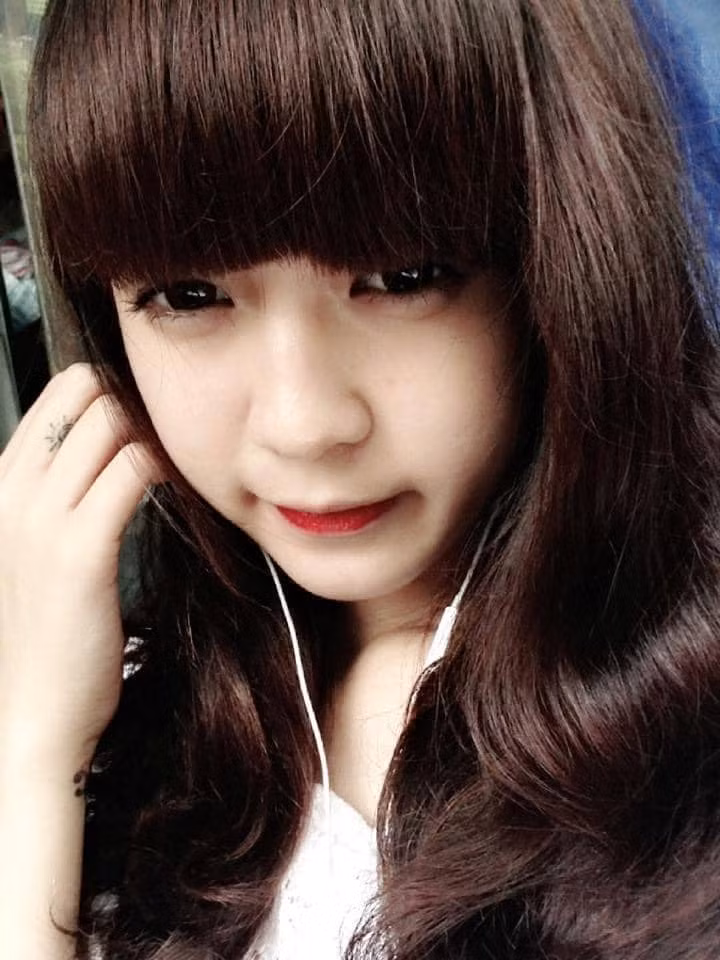 Mới đây loạt ảnh ngày trước được chính chủ nhân chia sẻ lại khiến nhiều người chú ý. Rất nhiều netizen đã để lại bình luận: "Theo dõi chị từ ngày xưa, trong nhà vẫn còn mấy tờ tạp chí có ảnh của chị", "hot teen một thời", "ảnh đại diện Yahoo của biết bao chị em".