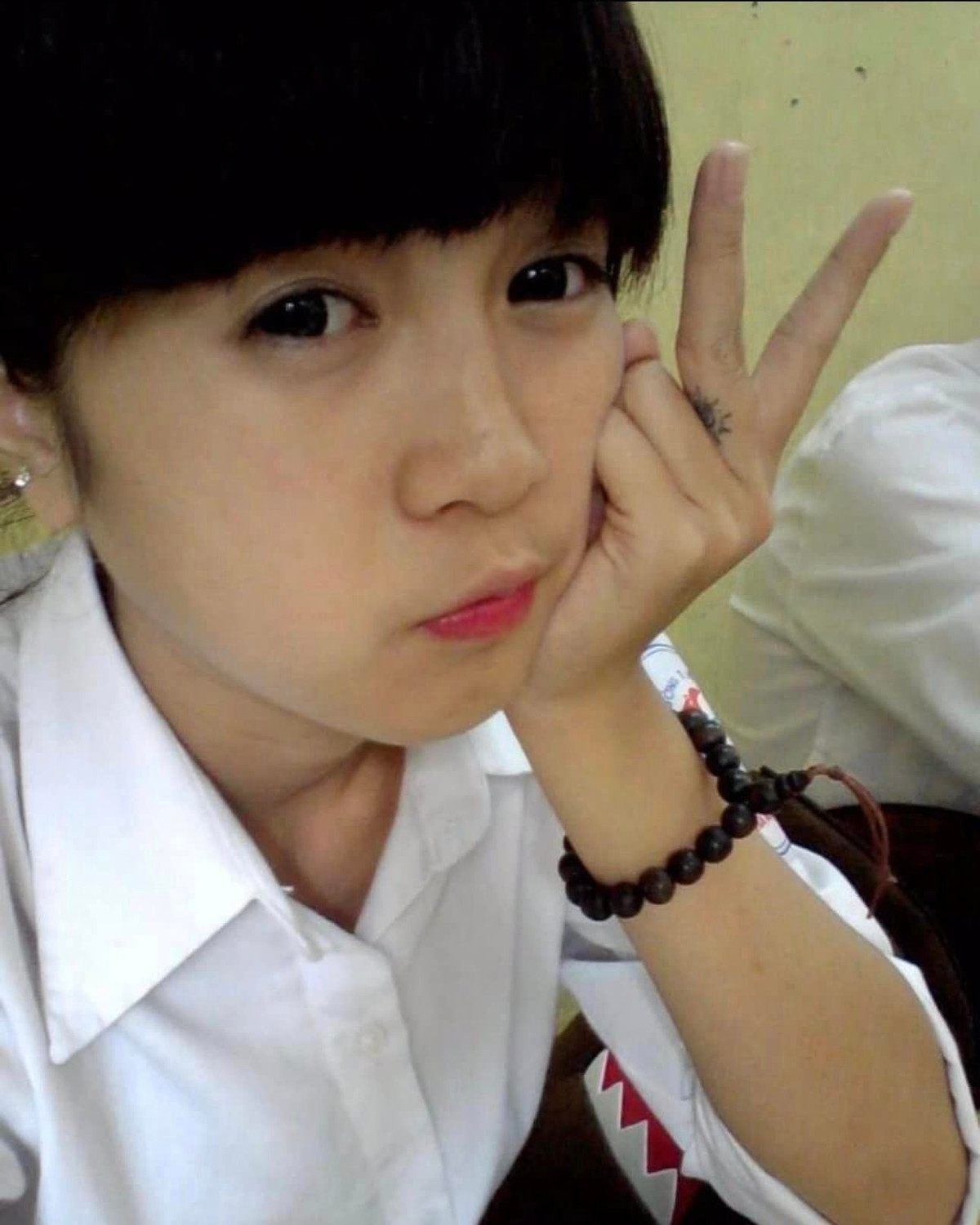 Cô nàng nổi lên từ khi còn ngồi trên ghế giảng đường. Thủy Sún là học sinh Trường THPT Xuân Đỉnh, Hà Nội.