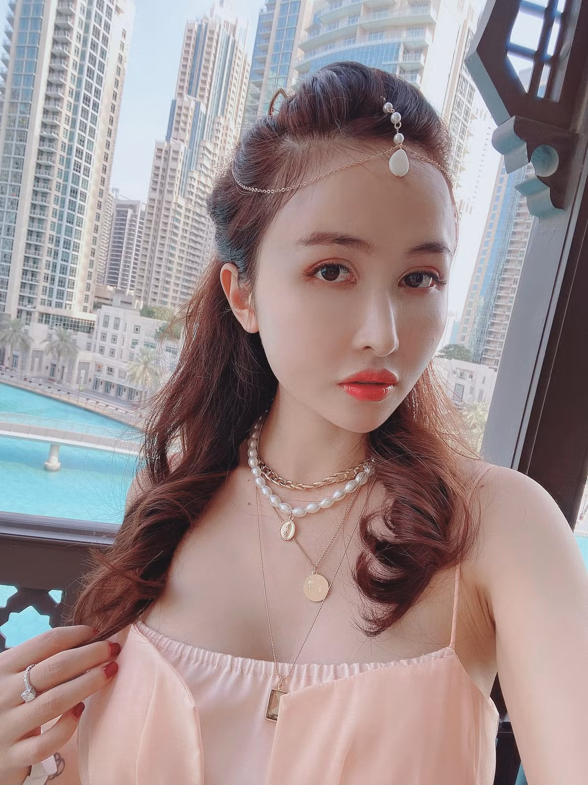 Dù đã có chồng và hai con nhưng Mina Phạm thường xuyên trang điểm, ăn mặc và chụp hình cực lố khiến cộng đồng mạng khiếp vía.