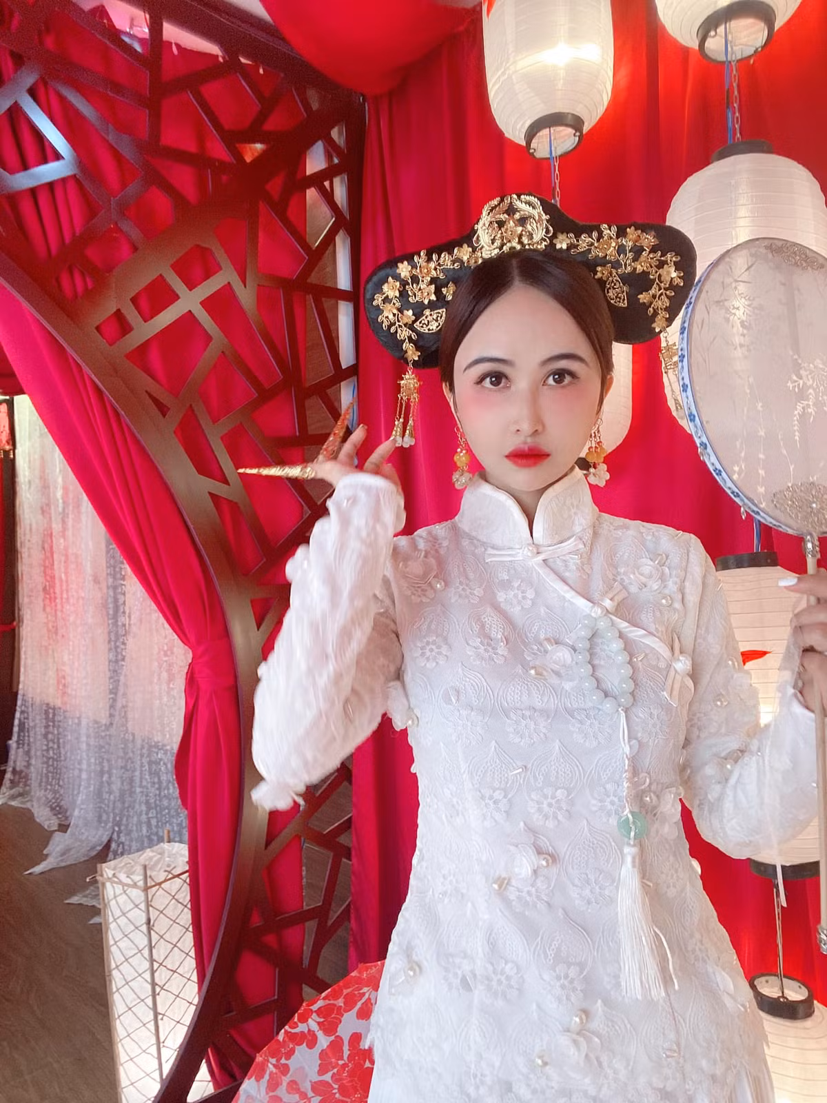 Dịp Tết Nguyên đán 2020, vợ hai Minh Nhựa bất ngờ tung bộ ảnh đón năm mới theo phong cách cổ trang khiến ai nấy đều phải hết hồn. Không biết do lỗi trang điểm hay là photoshop quá đà mà trông cô nàng không khác gì tượng sáp.