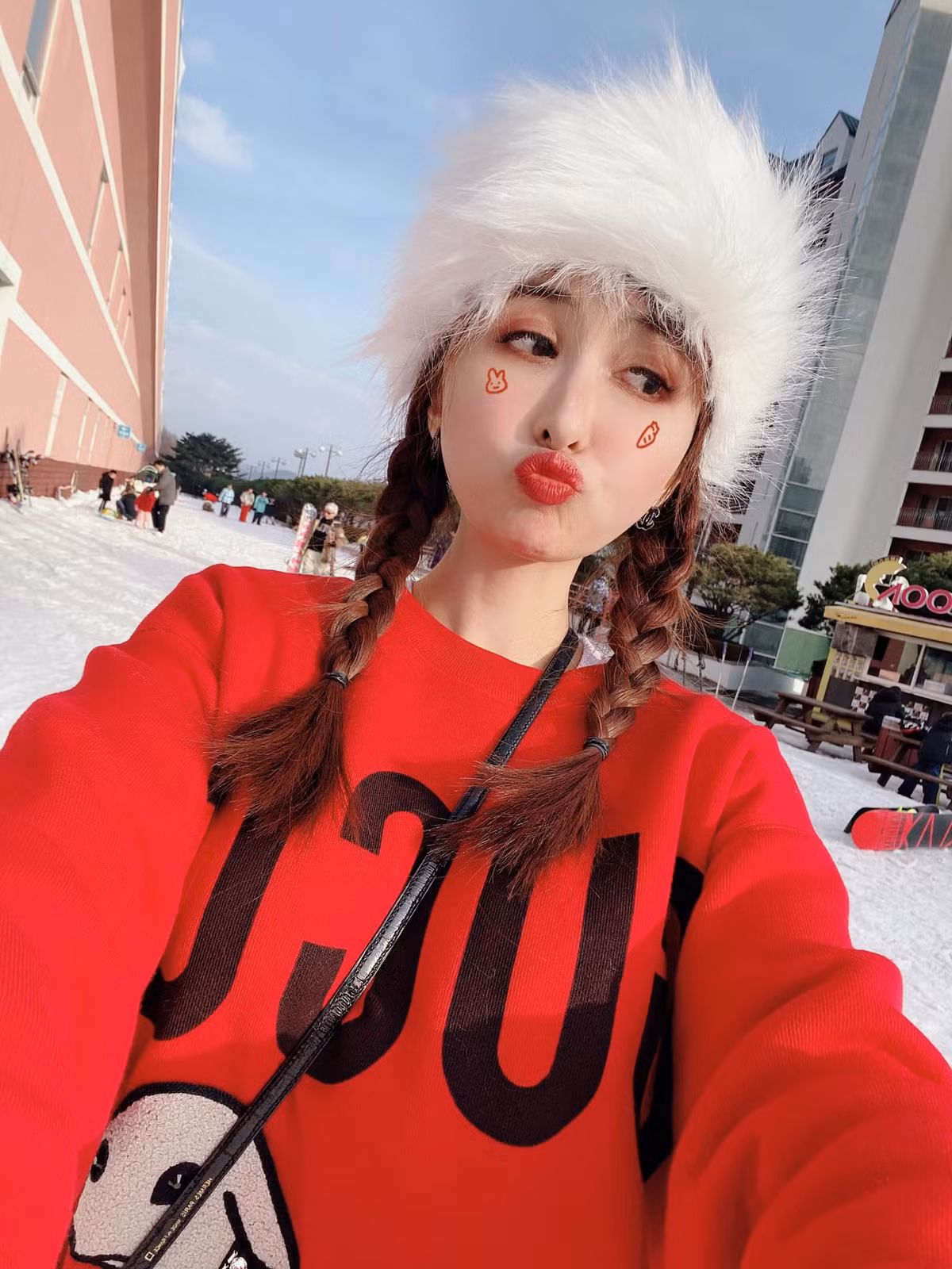 Chỉnh ảnh quá đà, bà mẹ hai con cũng từng bị "bóc phốt" nhan sắc thật - ảo khác nhau một trời một vực, trông như hai người khác nhau.