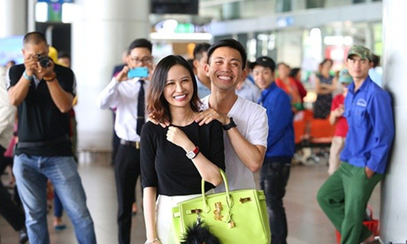 Minh Nhựa không chỉ nổi tiếng nhờ gia tài đồ sộ cùng dàn siêu xe khủng mà còn được biết đến là một đại gia chiều chuộng vợ số một. Đại gia này từng không ngần ngại livestream đòi tự tử khi vợ chồng cãi nhau và điều một dàn xe cực sang tới đón vợ tại sân bay.