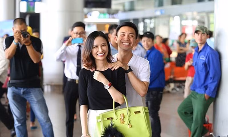 Minh Nhựa không chỉ nổi tiếng nhờ gia tài đồ sộ cùng dàn siêu xe khủng mà còn được biết đến là một đại gia chiều chuộng vợ số một. Đại gia này từng không ngần ngại livestream đòi tự tử khi vợ chồng cãi nhau và điều một dàn xe cực sang tới đón vợ tại sân bay.