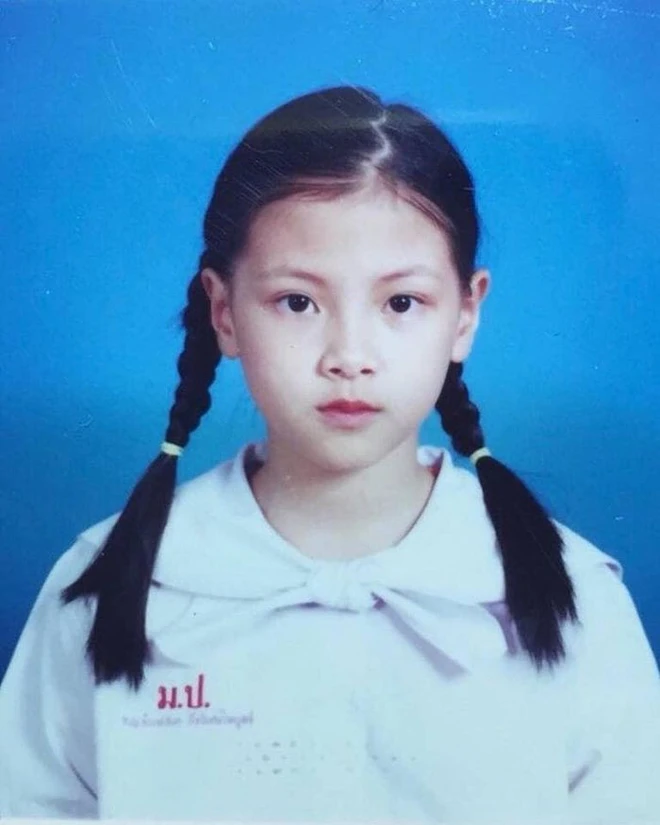 Ngay khi mới tham gia làng giải trí, Baifern đã gây ấn tượng với ngoại hình trong sáng, ngọt ngào. Những bức ảnh ngày bé của cô đã từng khiến cộng đồng mạng tấm tắc vì quá đỗi xinh đẹp.