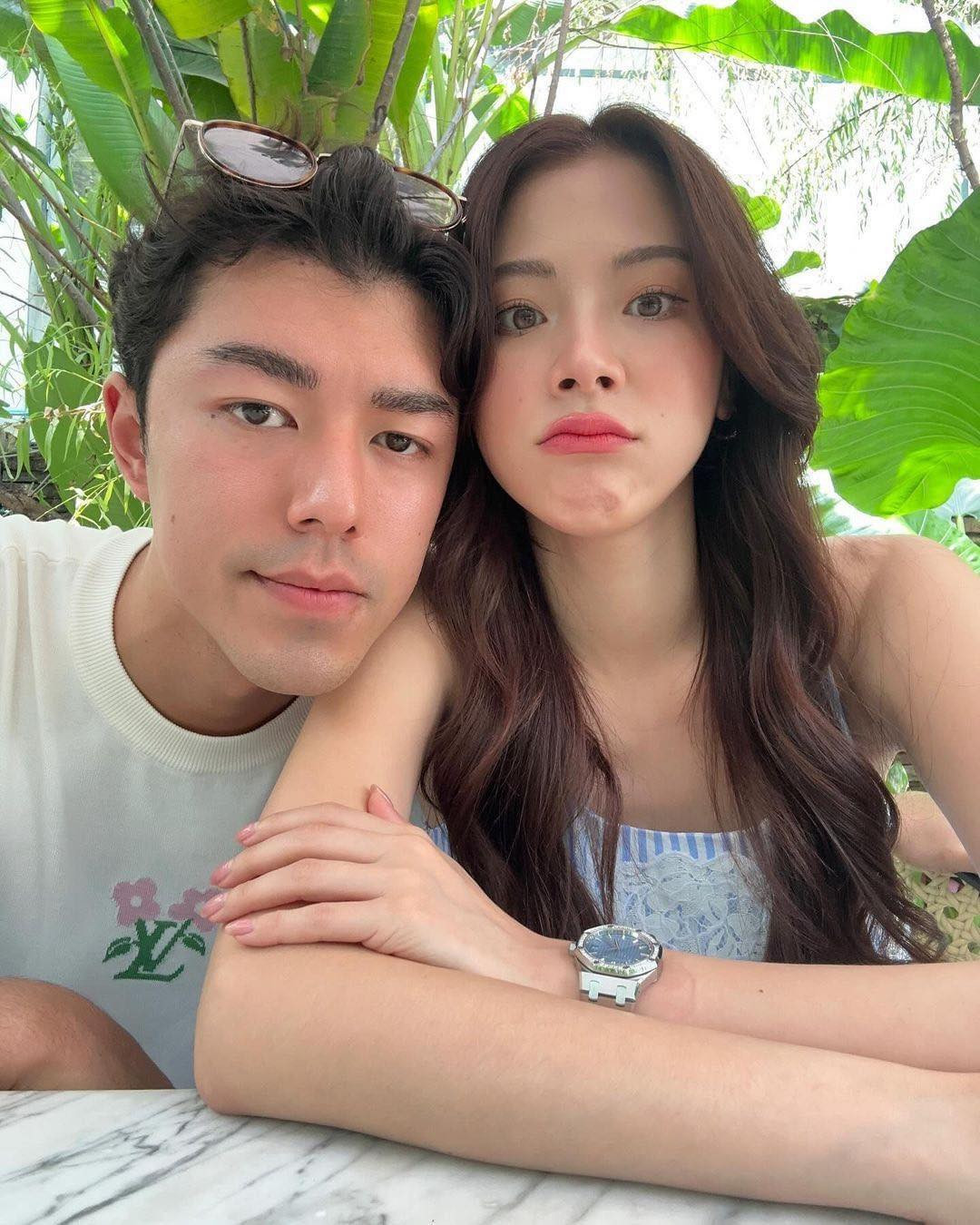 Mới đây, cặp đôi đã đăng tải những hình ảnh cùng nhau đi ăn, anh chàng Nine không ngại làm các hành động thân mật với bạn gái như vòng tay qua cổ, áp sát má.