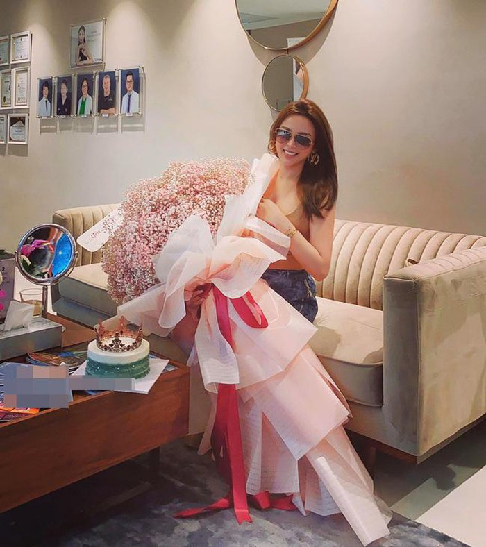 Trước đó, Huyền Baby đã được nhân viên bí mật tổ chức sinh nhật ở công ty.