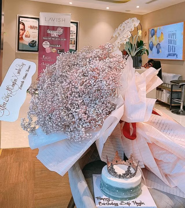 Đến chiếc bánh kem của hot mom cũng ở đẳng cấp khác, lung linh như nữ hoàng.