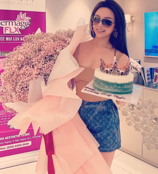 Dù đã ở tuổi 30 nhưng nhìn cựu hot girl vẫn vô cùng trẻ trung và xinh đẹp.