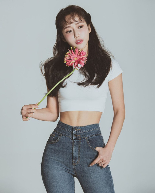 Không chỉ có thân hình chuẩn, Hyun Kyung còn sở hữu khuôn mặt xinh đẹp không kém gì hot girl. Bởi vậy mà cô nàng được đặt cho biệt danh "hot girl Pilates".