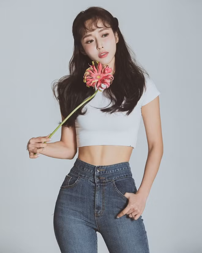 Không chỉ có thân hình chuẩn, Hyun Kyung còn sở hữu khuôn mặt xinh đẹp không kém gì hot girl. Bởi vậy mà cô nàng được đặt cho biệt danh "hot girl Pilates".