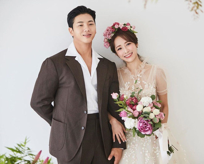 Kang Hyun Kyung kết hôn với bạn trai lâu năm vào cuối năm ngoái. Chồng cô cũng là một vận động viên thể hình.