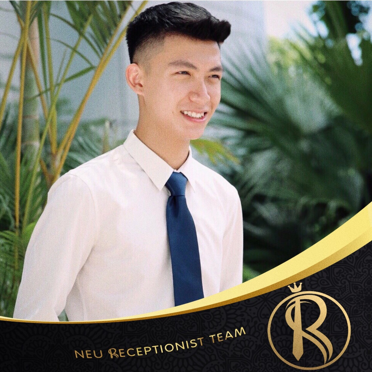 Đức Huy hiện đang hoạt động trong đội lễ tân của trường Đại học Kinh tế Quốc dân - nơi được coi là hội tụ đội trai xinh, gái đẹp với thành tích ưu tú để đón tiếp các đại biểu về thăm trường.