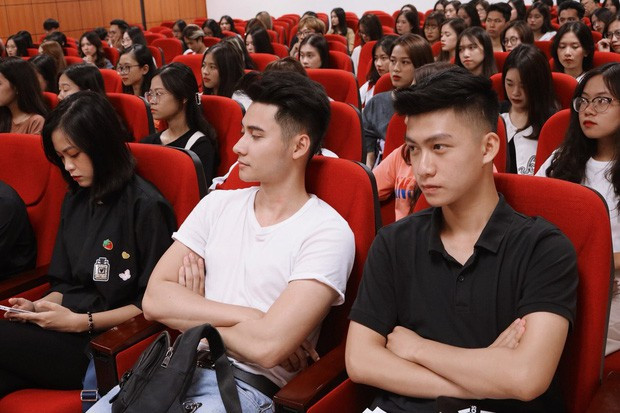 Lúc này, một nam sinh đã không ngần ngại đuổi theo khống chế tên cướp và giao lại cho bảo vệ để xử lý. Sau hành động nghĩa hiệp, danh tính của nam sinh dũng cảm được cộng đồng mạng săn lùng.