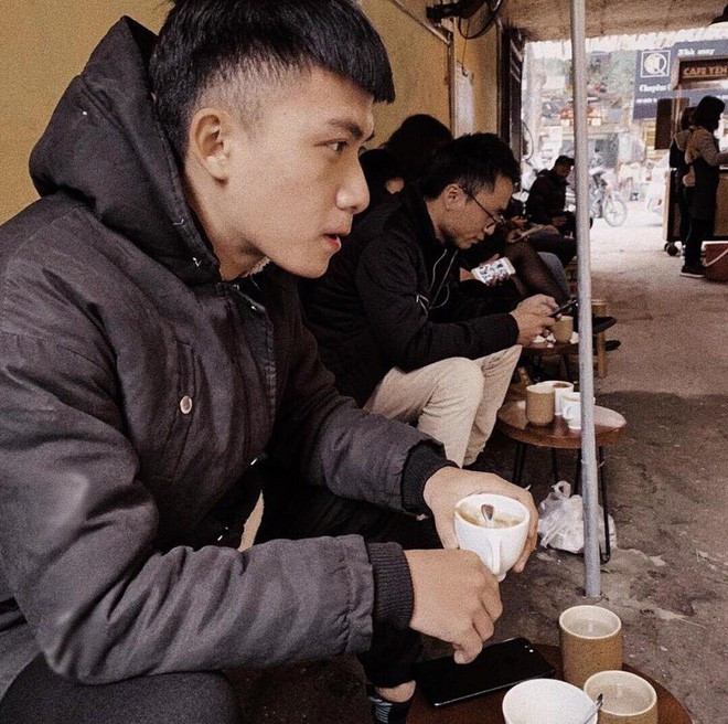 Theo đó, vào ngày 27/10, khi đang chụp kỷ yếu trong khuôn viên trường Kinh tế Quốc dân, một nữ sinh bất ngờ bị giật túi xách. Tên cướp nhanh chóng lao xe về phía cổng sau để tẩu thoát tuy nhiên bị chặn nên đành quay đầu xe.