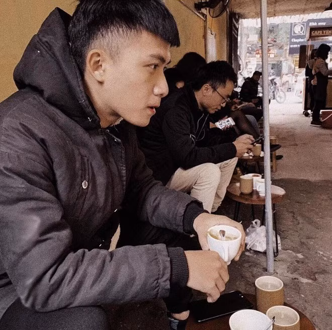 Theo đó, vào ngày 27/10, khi đang chụp kỷ yếu trong khuôn viên trường Kinh tế Quốc dân, một nữ sinh bất ngờ bị giật túi xách. Tên cướp nhanh chóng lao xe về phía cổng sau để tẩu thoát tuy nhiên bị chặn nên đành quay đầu xe.