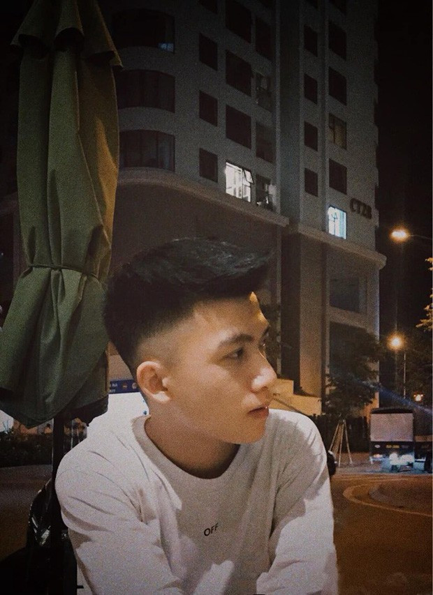 Theo tìm hiểu của PV Kiến Thức, nam sinh tay không bắt cướp này là Phạm Đức Huy, sinh năm 2000, quê Thanh Hoá. Chàng trai nghĩa hiệp trên hiện đang theo học ngành Quản trị kinh doanh, đại học Kinh tế Quốc dân.