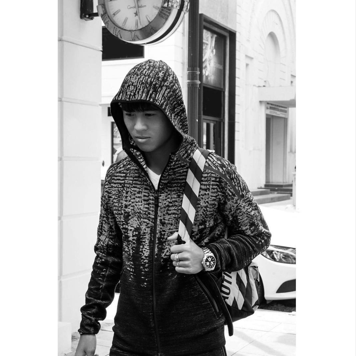 Nhiều người tinh ý nhận ra rằng, chiếc áo mà hậu vệ Duy Mạnh mặc trong khi đưa vợ đi sắm váy đã đồng ành cùng anh chàng hơn 3 năm, kể từ năm 2017. Đây đúng chuẩn là một chàng trai ăn chắc mặc bền đây mà.