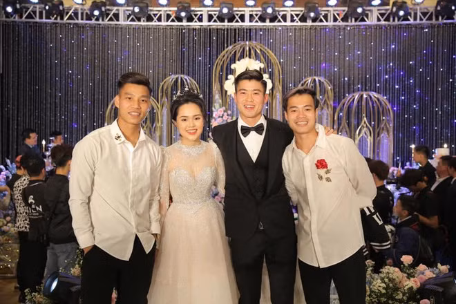 Văn Toàn, cầu thủ nổi tiếng Rich Kid trong dàn cầu thủ của đội tuyển quốc gia cũng không tránh khỏi việc thích một chiếc áo phát cuồng. Sơ mi trắng có theo một bông hoa hồng được anh chàng diện cả đi chơi lẫn đi tiệc.