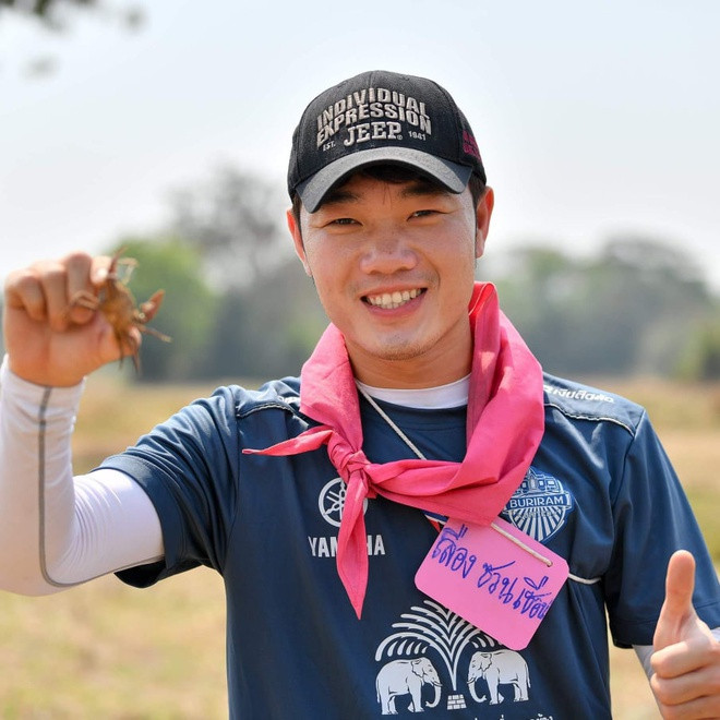 Có lẽ vì mang ý nghĩa đặc biệt, gắn liền với người yêu nên Xuân Trường rất trân trọng và gắn bó với chiếc mũ này.