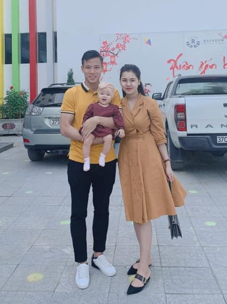 Trong khi vợ và con gái Sunny thay đổi quần áo liên tục thì Quế Ngọc Hải mặc một chiếc áo duy nhất đi khắp muôn nơi.