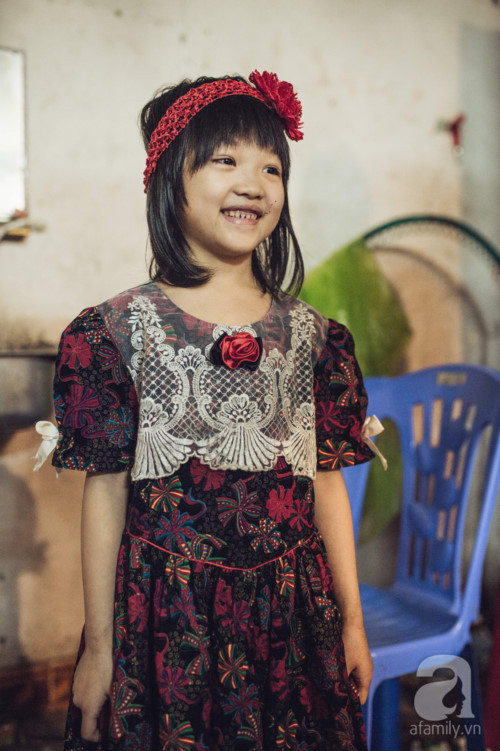 Từ đó đến nay, cả 5 mẹ con chị vẫn sống trong căn phòng trọ chật hẹp ngập ngụa quần áo cũ.