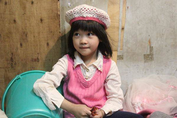 Chị Nguyễn Thị Thanh (SN 1974, quê Vĩnh Phúc) mẹ bé gái cho biết, 8 tháng trước, con gái chị sau khi xuất hiện trên mạng xã hội đã có nhiều người đến nhà cho tiền, hỗ trợ quần áo.