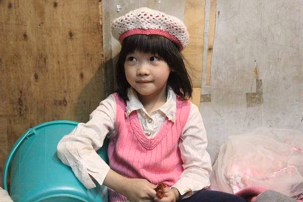 Chị Nguyễn Thị Thanh (SN 1974, quê Vĩnh Phúc) mẹ bé gái cho biết, 8 tháng trước, con gái chị sau khi xuất hiện trên mạng xã hội đã có nhiều người đến nhà cho tiền, hỗ trợ quần áo.